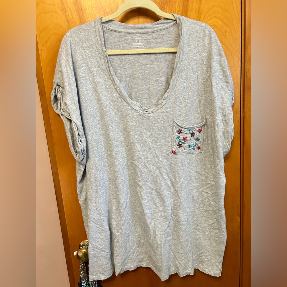 Aerie voop neck boyfriend t